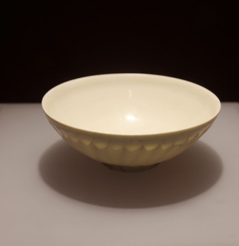 白釉菊瓣纹碗