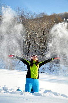 雪中扬雪的女人