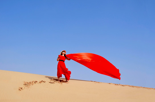 沙漠中的红衣女人