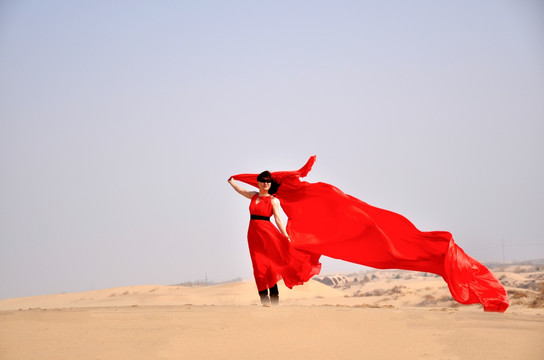 沙漠中挥舞红纱的红衣女子