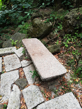 深圳塘朗山公园 休息石板凳