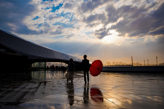 夕阳下雨中的情侣