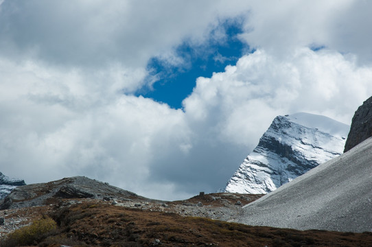 云雾雪山风光