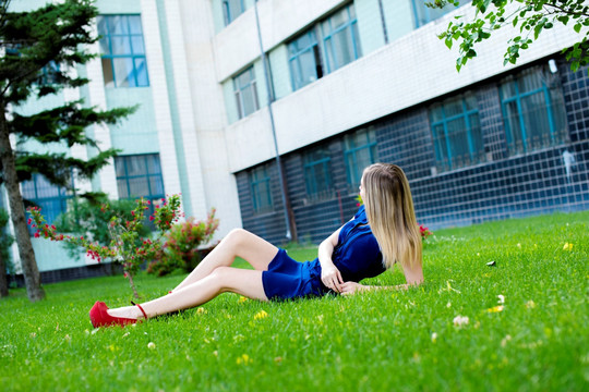 躺在草地上的俄罗斯女孩