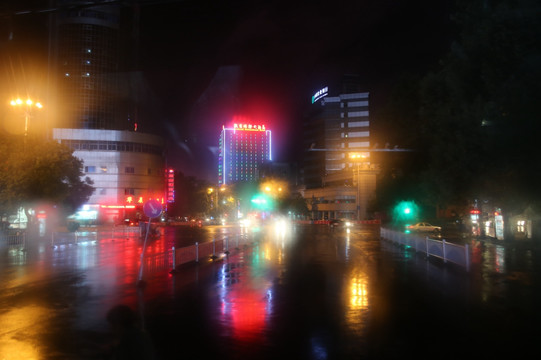城市雨夜灯光
