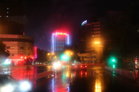 雨夜城市灯影