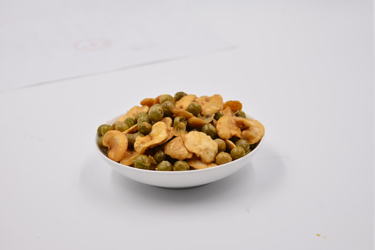 高清蚕豆片和青豆组合翡翠豆照片