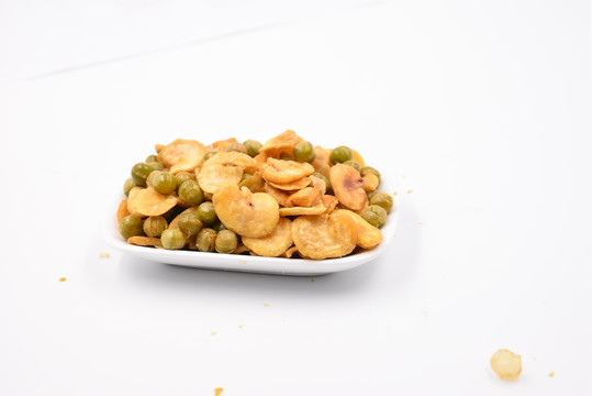 高清蚕豆片和青豆组合翡翠豆照片