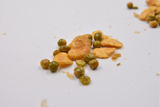 高清蚕豆片和青豆组合翡翠豆照片