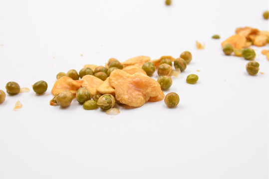 高清蚕豆片和青豆组合翡翠豆照片