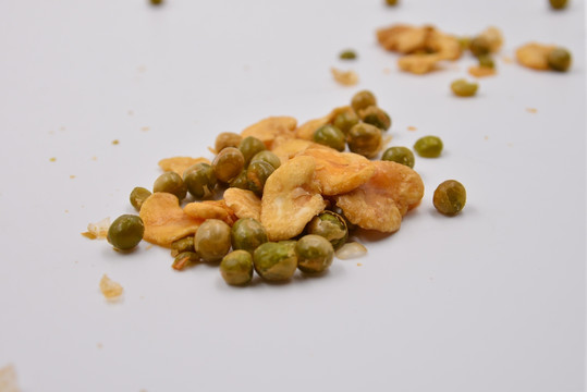 高清蚕豆片和青豆组合翡翠豆照片