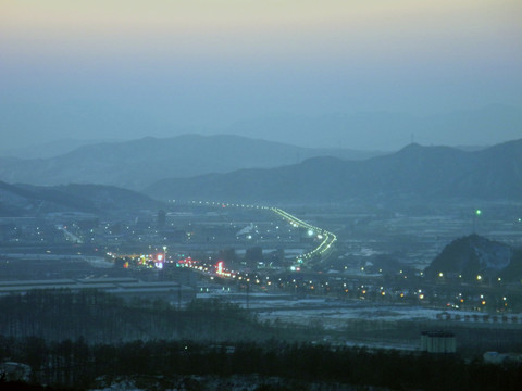 春节夕阳下的景观灯路
