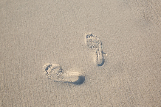 沙滩上的脚印 沙滩 足迹 脚印