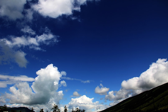 新疆 喀纳斯 蓝天 白云 远山