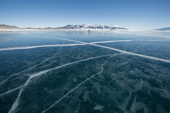 冰冻的湖面