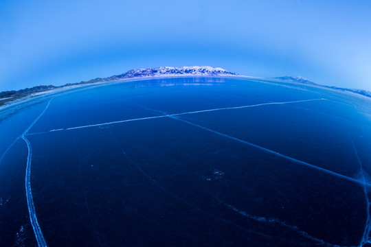 赛里木湖的冰面