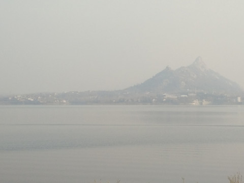雾蒙蒙的青云湖和青云山