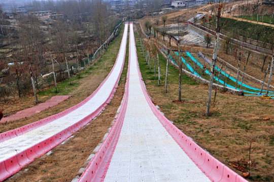 滑滑车跑道