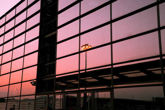 玻璃幕墙 晚霞 虹桥机场