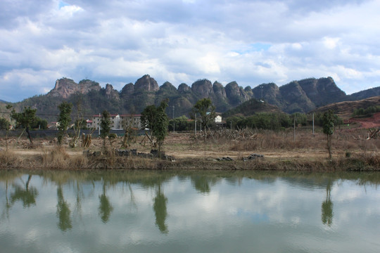 穿岩十九峰 蓝天白云 水