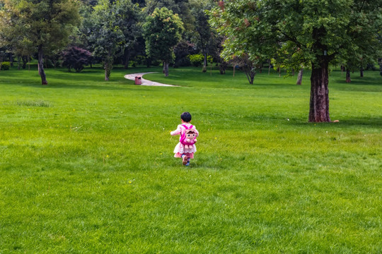 公园玩耍的儿童