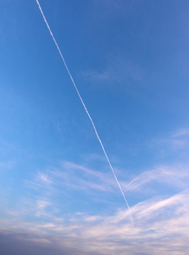 天空中的飞机拉线