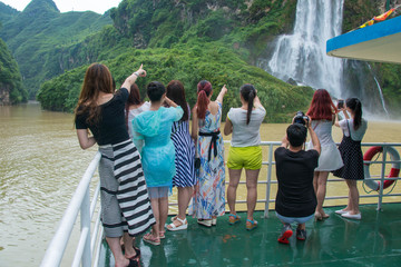 美女旅游龙鳌河拍照