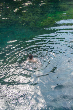 水中游