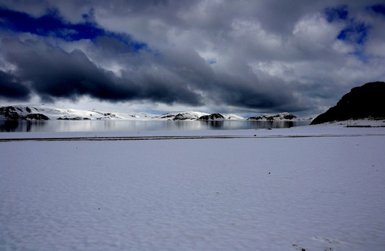 雪山湖泊