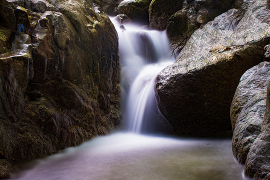 小溪流水