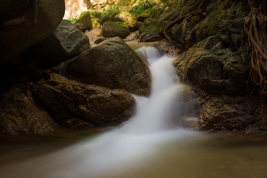 小溪流水