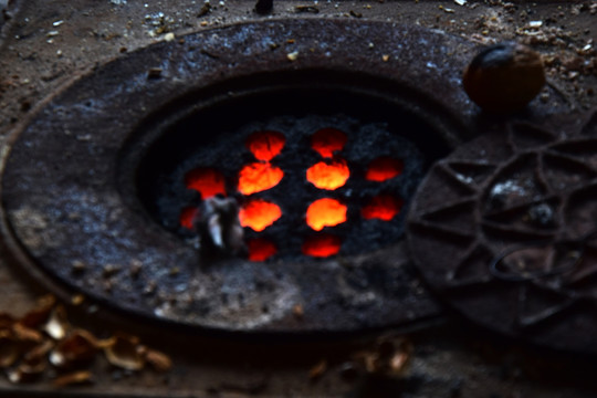 铁铸火炉中的蜂窝煤