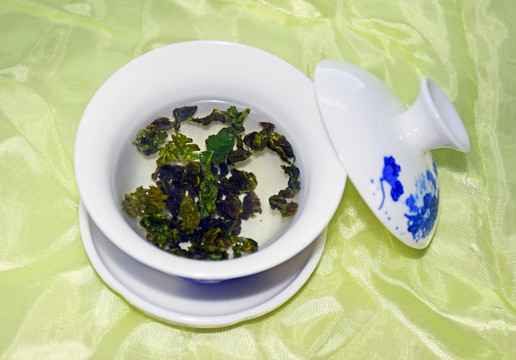 刚刚冲泡的铁观音茶