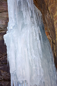 晶莹的冰凌冬季景观图