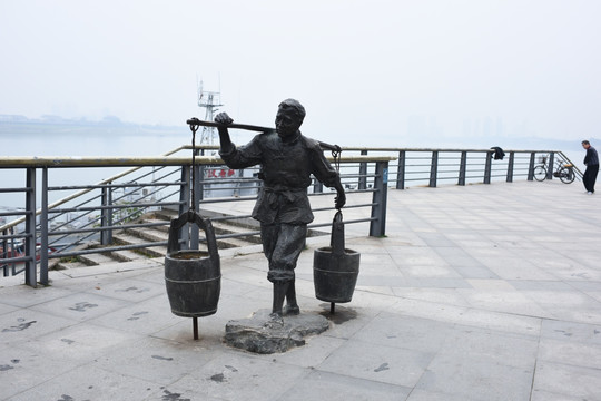 码头挑水工铜像