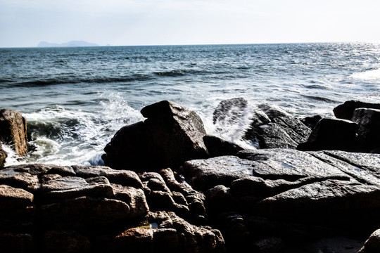 大海浪花岩石