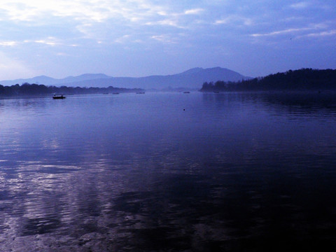冬季西湖晨光