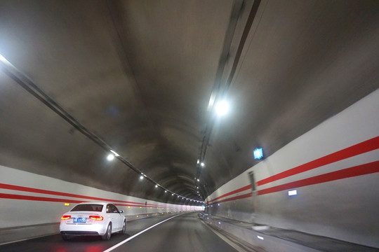 汽车过高速公路隧道