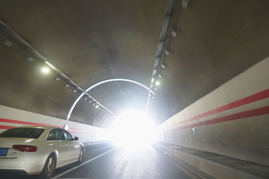 汽车过高速公路隧道