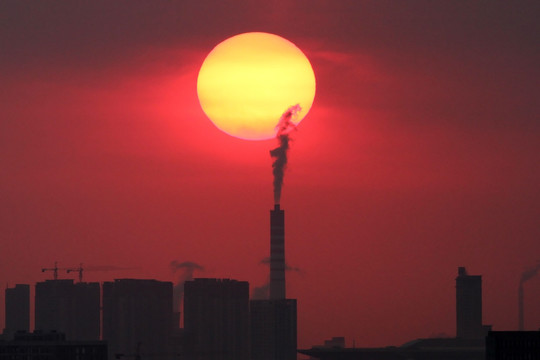 夕阳暮色下的烟囱和高楼