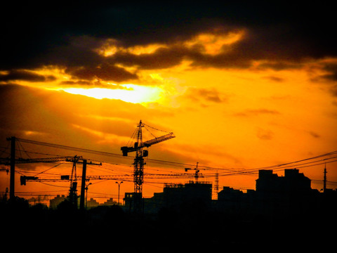 吊车 塔吊 夕阳