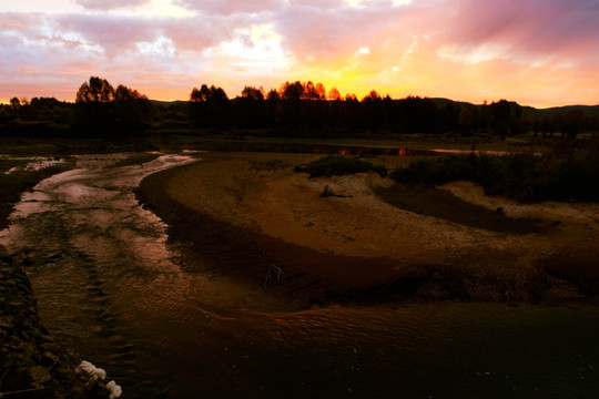 清晨湿地河流日出