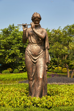 一个吹笛子的女性户外铜雕