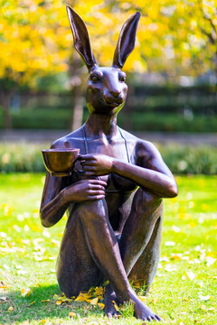 兔头人身雕塑