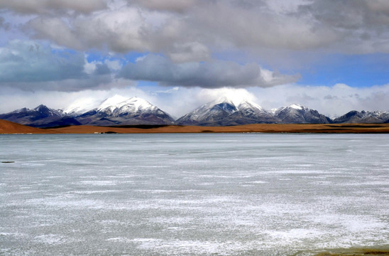 雪山湖泊