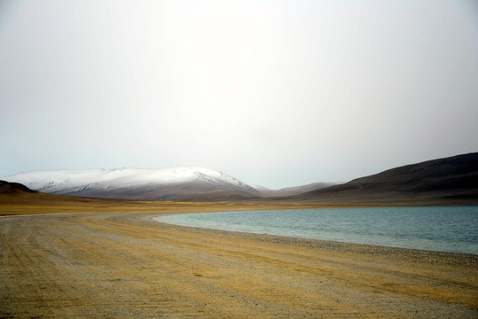 雪山湖泊