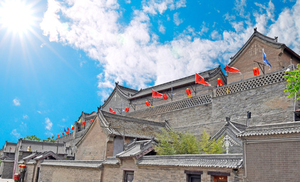 高大的康百万庄园建筑群