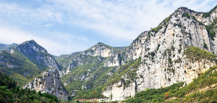 高大的山脉风景图