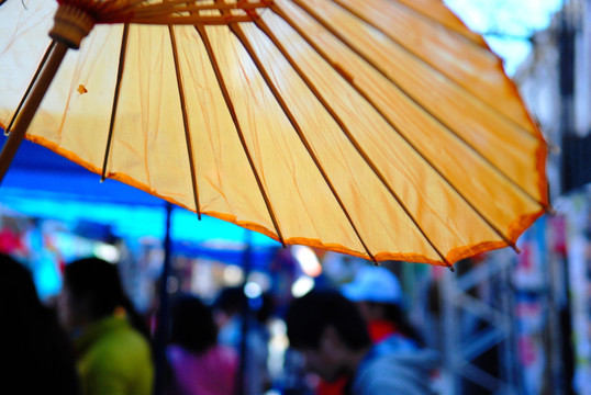 黄色中国传统纸伞