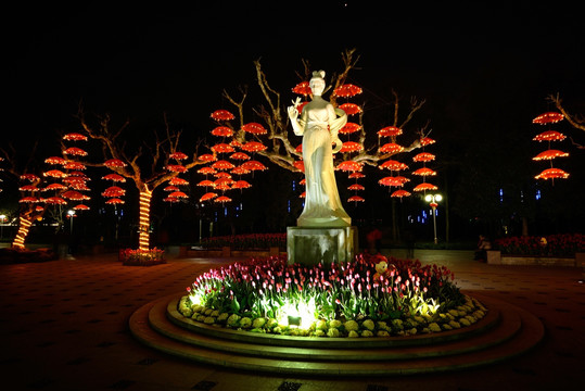 兰溪市中洲公园夜景 兰花女雕像